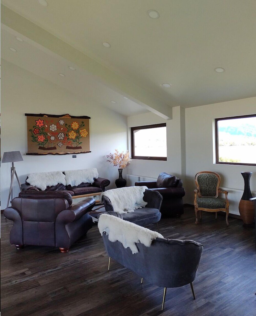 Amplio living con muebles oscuros en Morrena Lodge