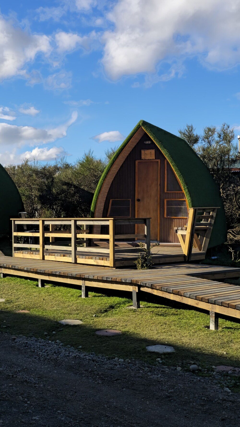 Construcción de madera con techo verde en Morrena Lodge