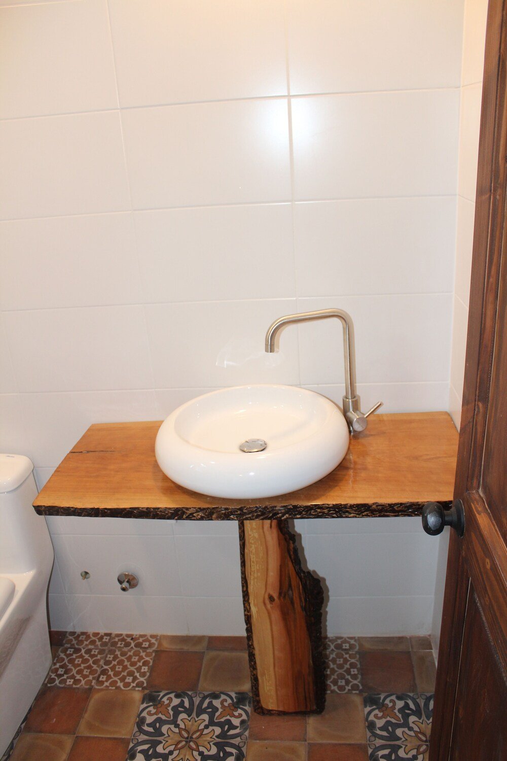 Baño con mueble de madera en Morrena Lodge