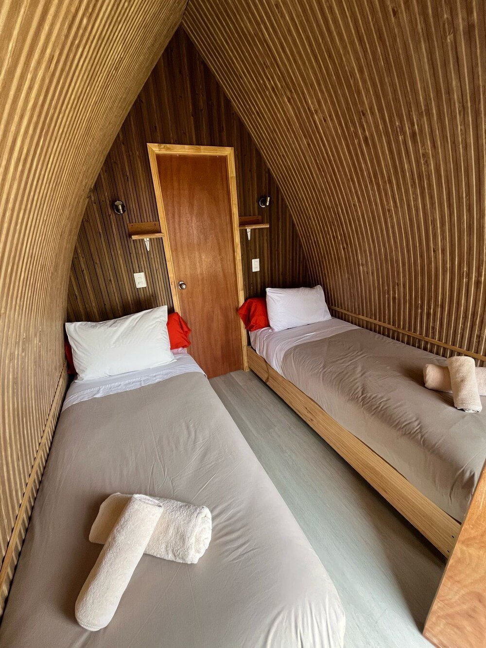 Acogedor dormitorio abuhardillado con dos camas en Morrena Lodge