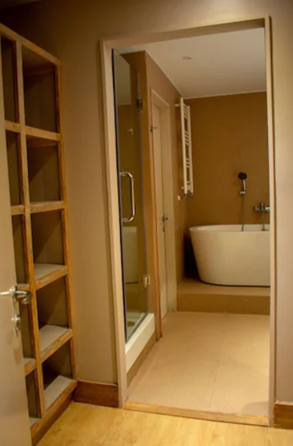 Baño moderno con bañera en el hotel Noi Indigo Patagonia