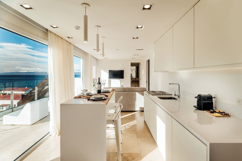 Cocina moderna con vista al mar y zona de comedor