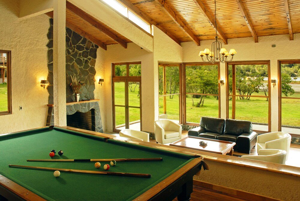 Mesa de pool, chimenea y vista a un paisaje verde