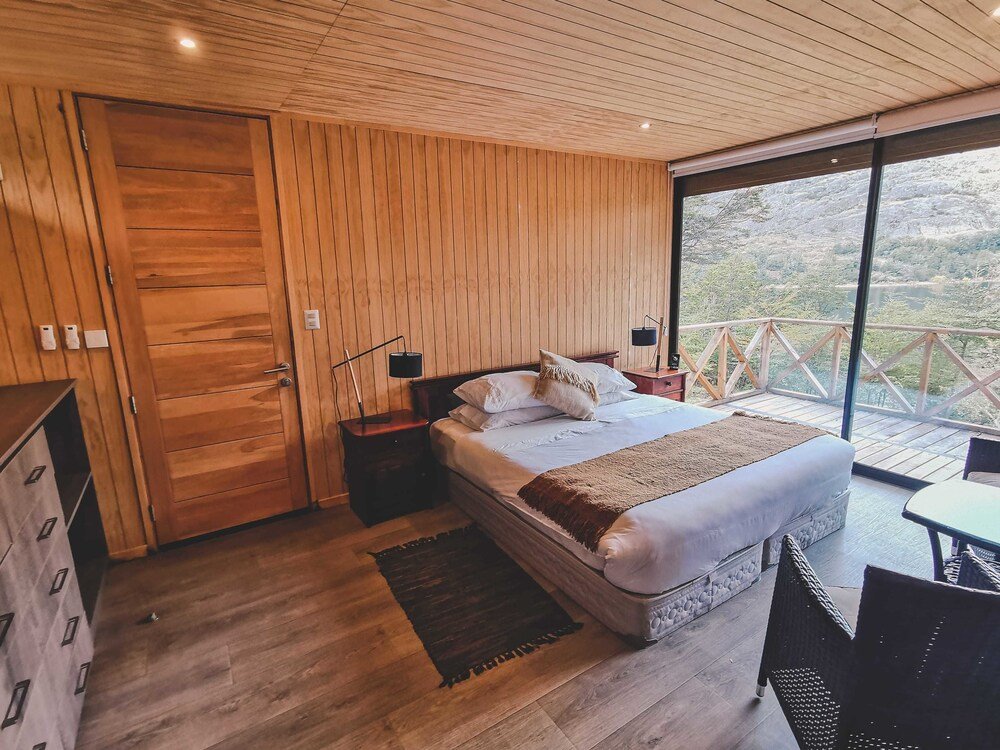 Dormitorio con techo de madera y cama grande