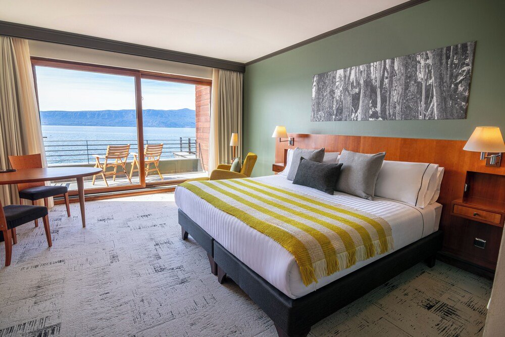 Spacious hotel room with a large bed at Park Lake Hotel