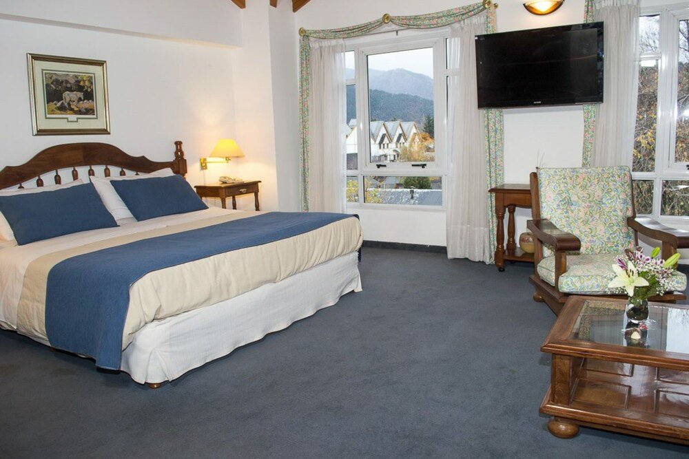 Bedroom with a double bed and a television at the hotel