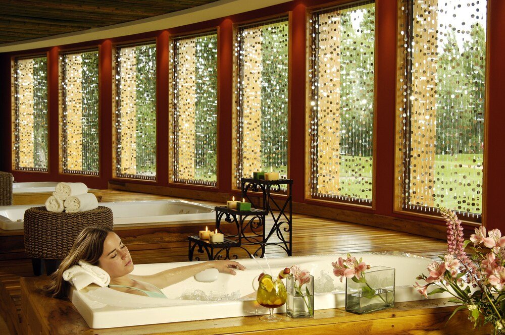 Sala de spa con una bañera