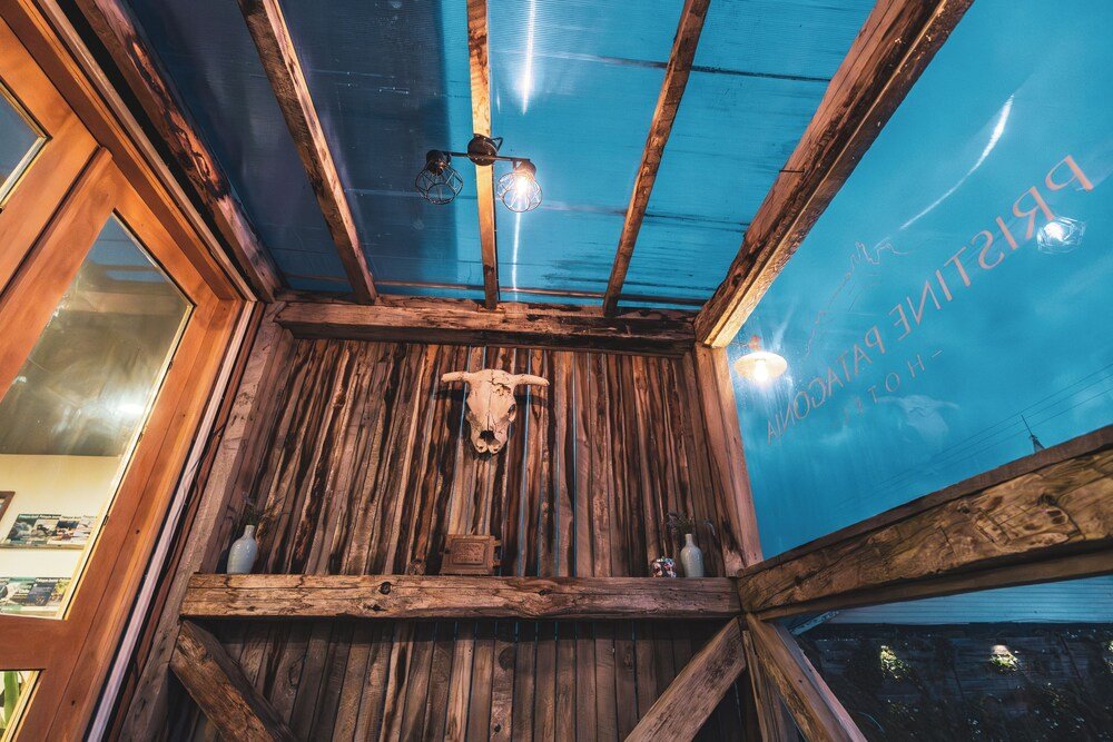 Interior rústico con vigas de madera y decoración de cráneo de vaca
