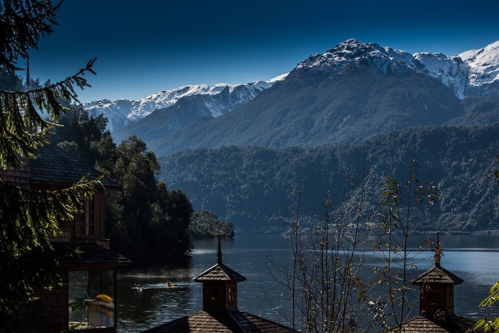 Paisaje de montaña con agua visto desde el lodge