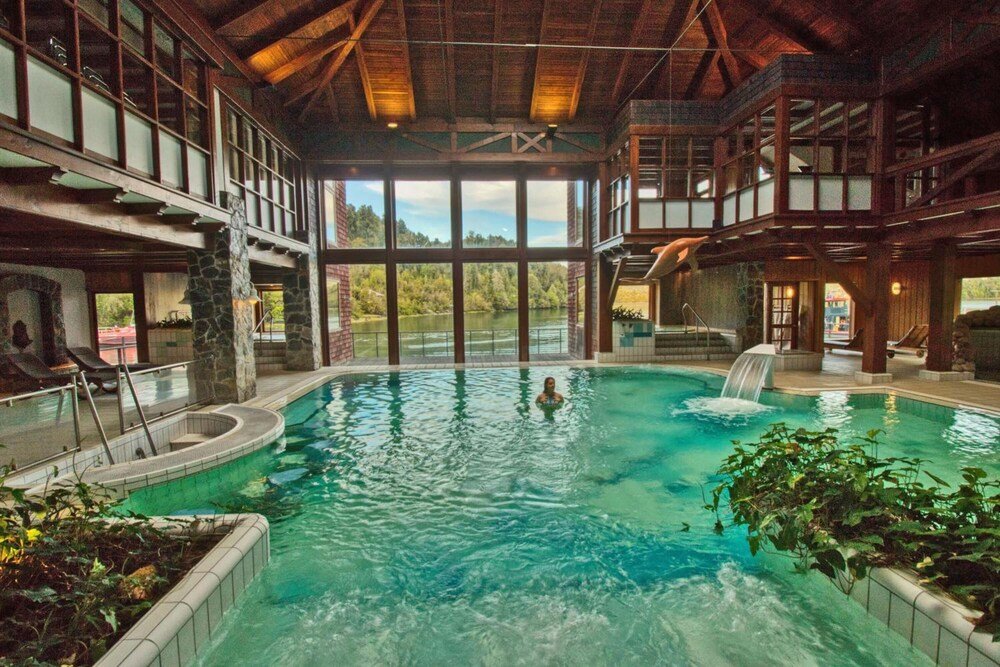 Piscina interior con techo de madera en el lodge