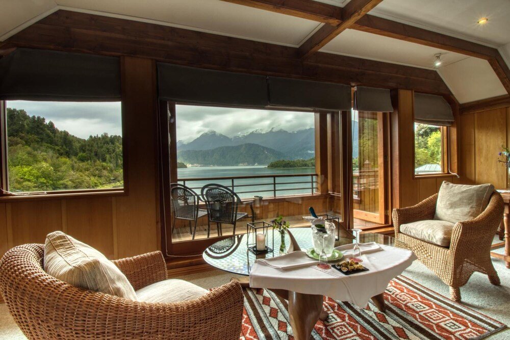 Habitación del lodge con una gran ventana y vista exterior