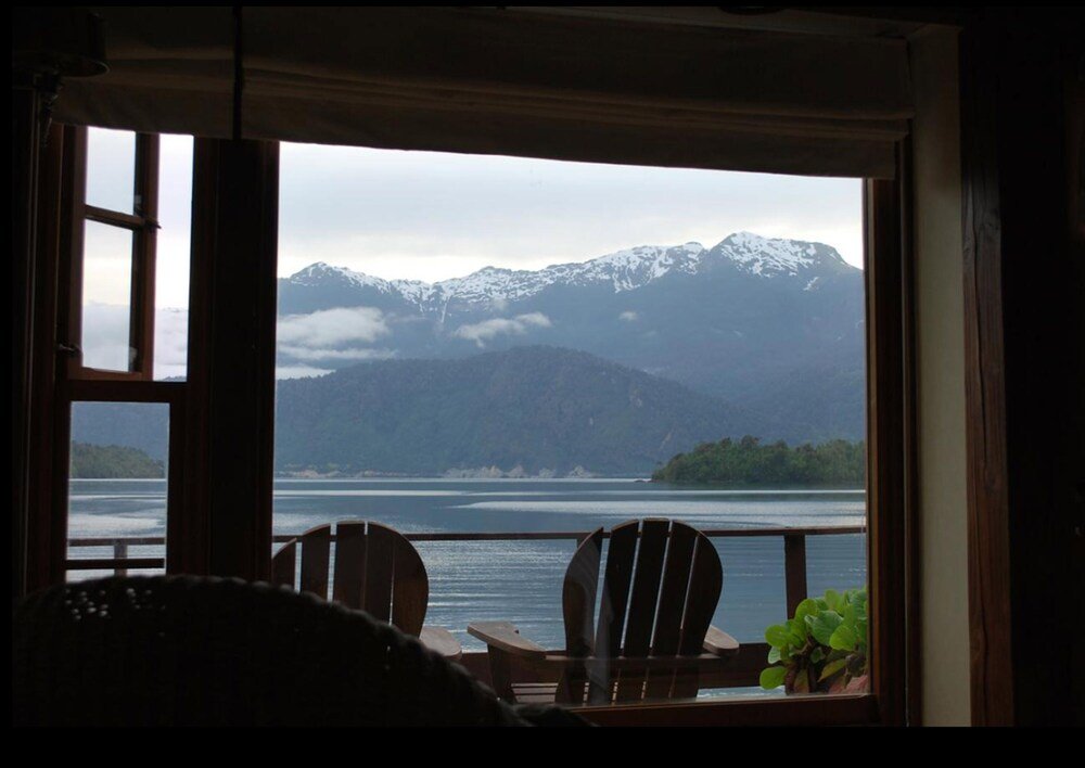 Habitación con gran ventana frente a la bahía