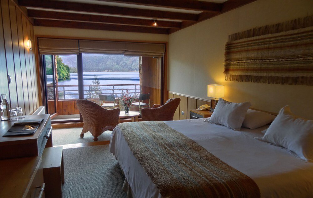 Habitación del lodge con una cama grande y decoración individual