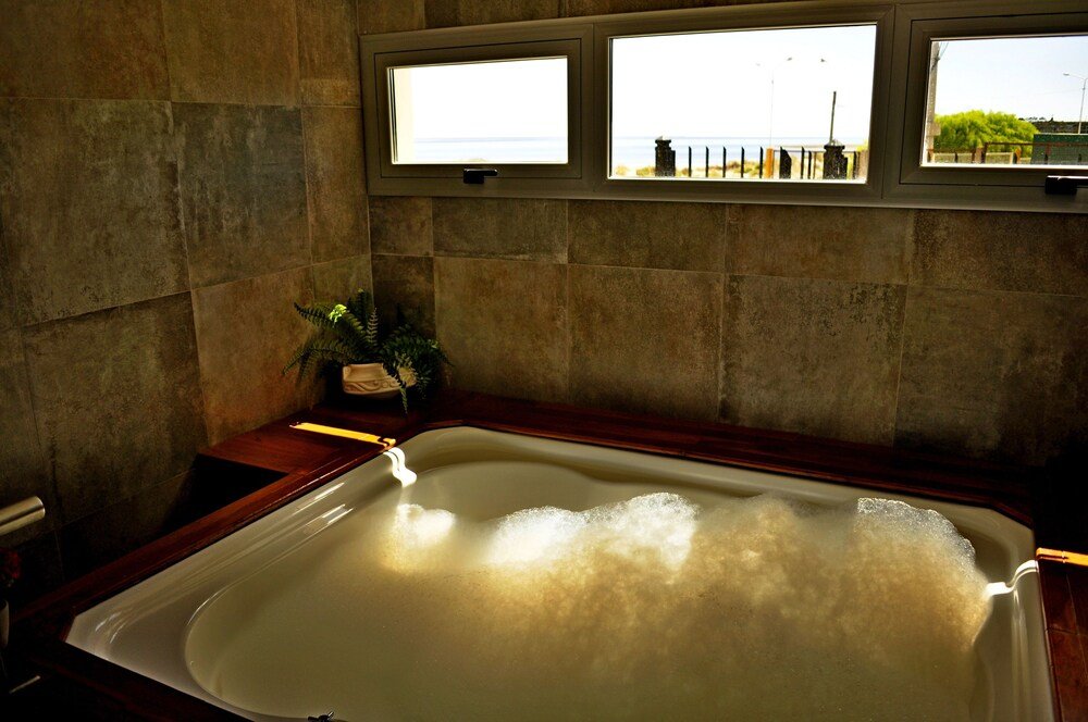 Bathtub with a view of the sea from the room