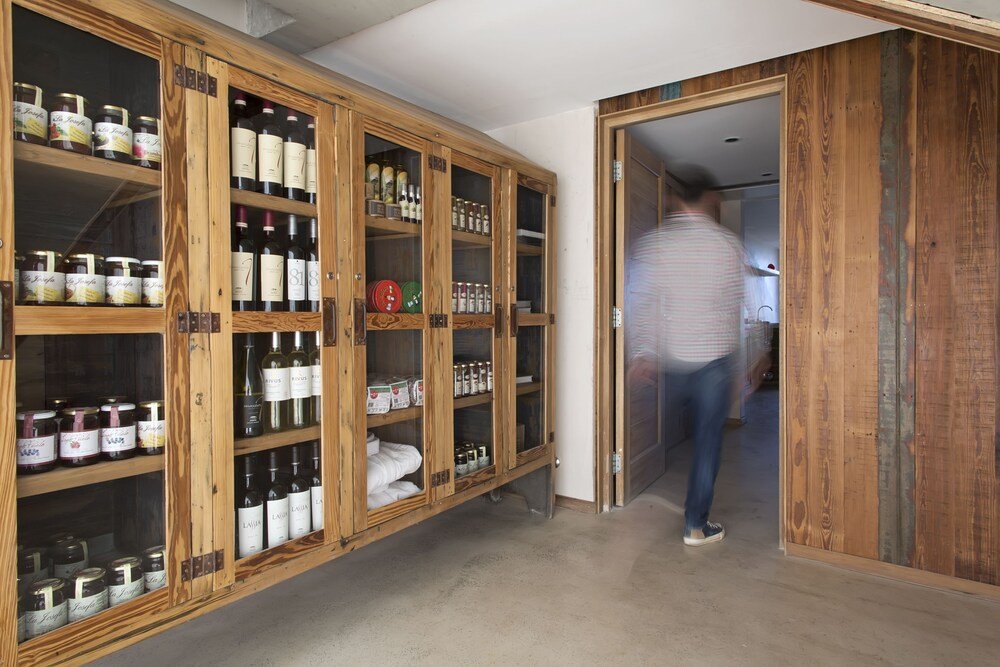Vinoteca de madera con varios estantes de botellas