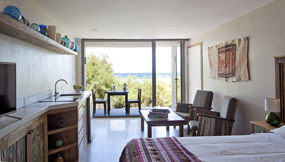 Dormitorio con cama, escritorio, silla y vista por la ventana