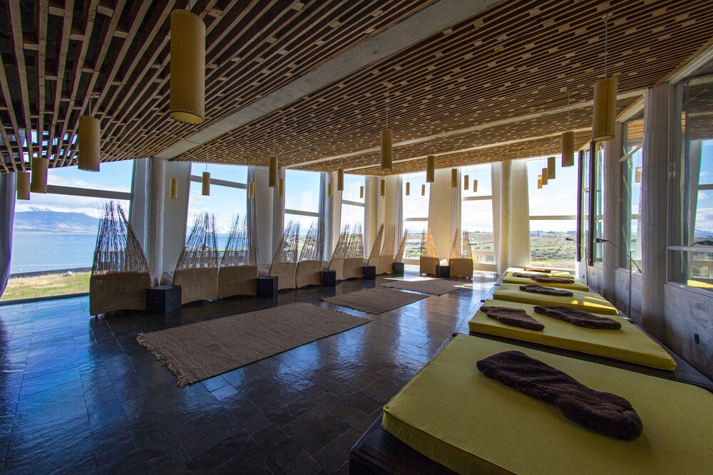 Amplia habitación con grandes ventanales en Remota Hotel