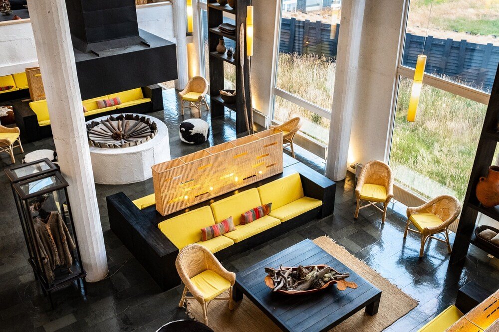 Interior moderno con un toque de color amarillo en Remota Hotel