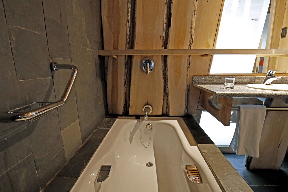 Baño moderno con bañera en el lodge Remota Hotel