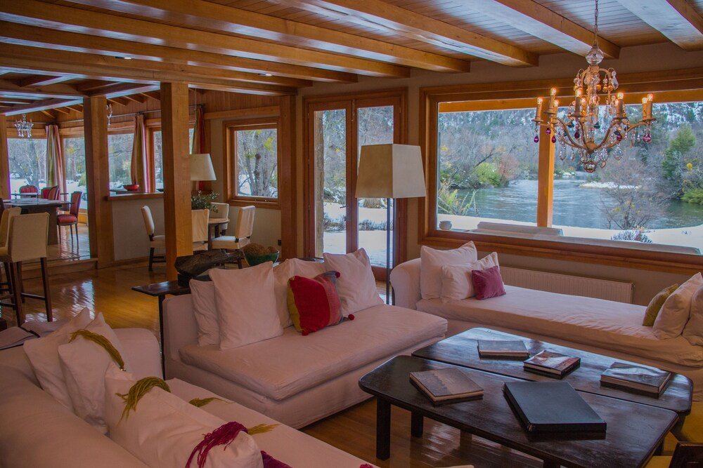 Acogedora habitación con techo de madera en el hotel de montaña