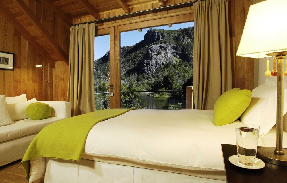 Dormitorio con cama doble y mesa de luz en el hotel