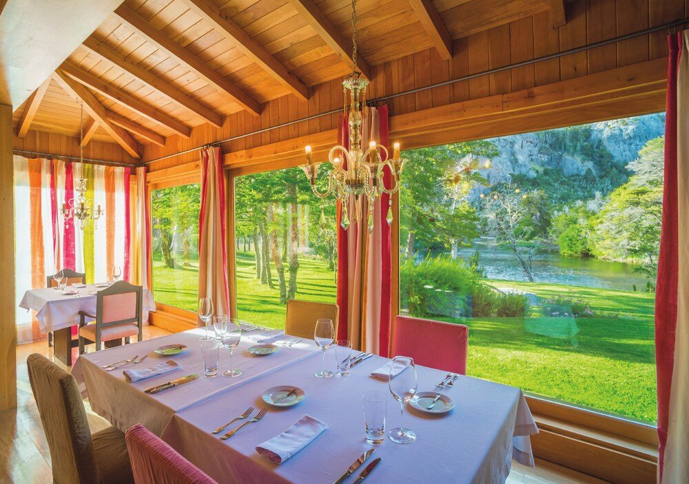 Comedor con una mesa preparada para una comida en el hotel