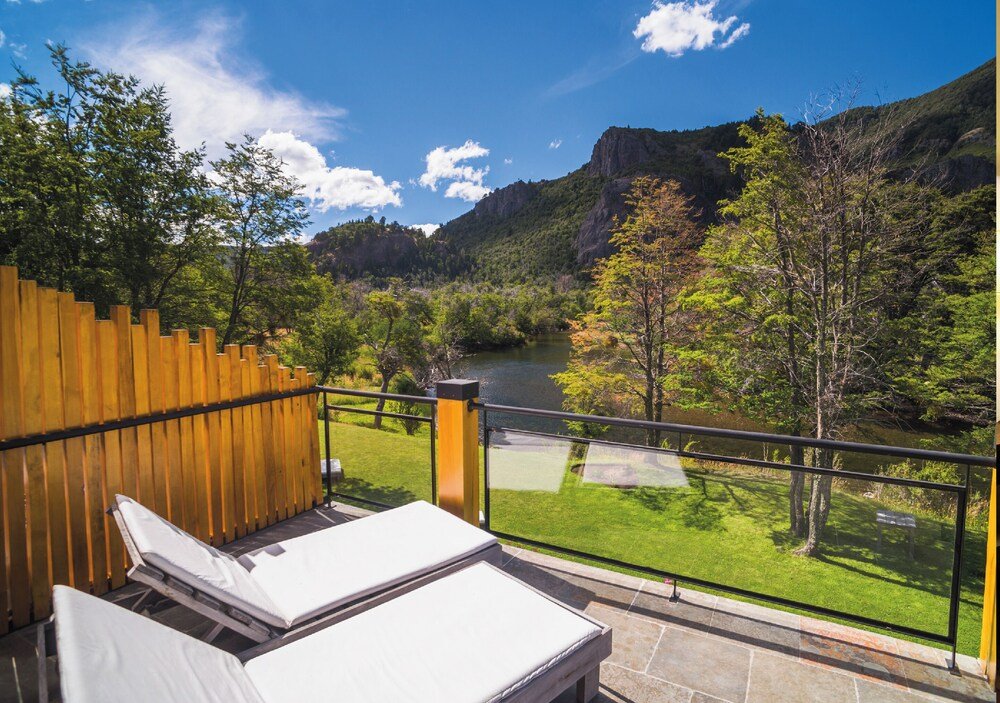 Balcón con reposeras que mira al paisaje de los alrededores