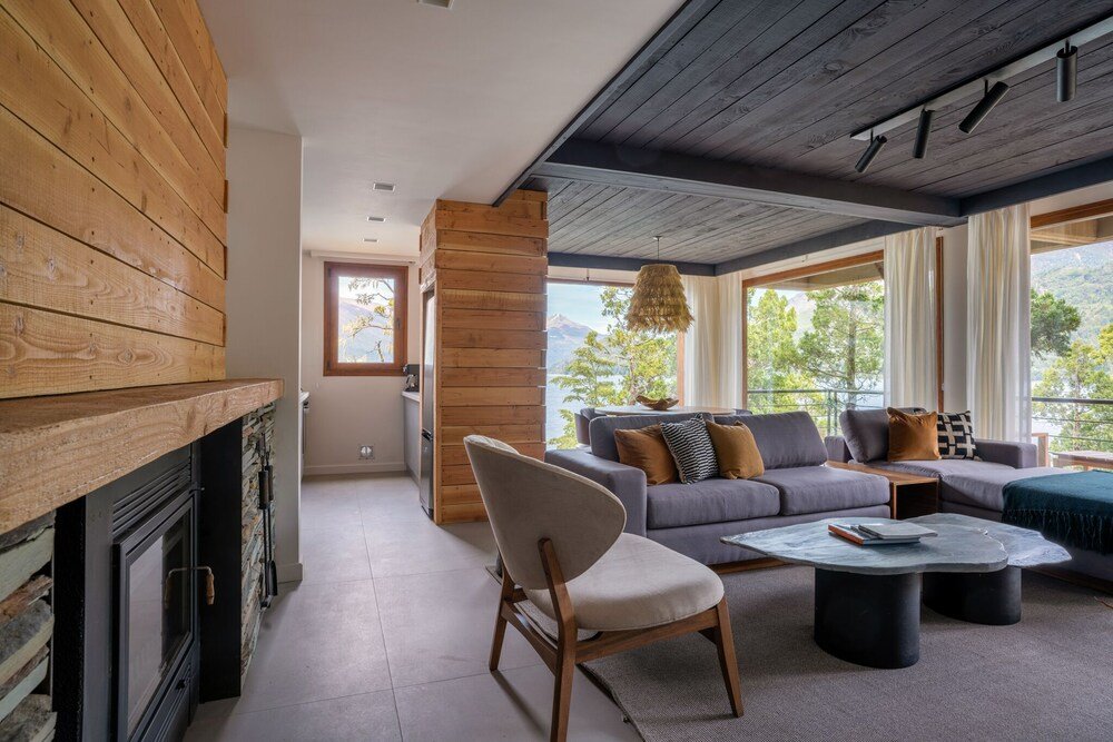 Living moderno con hogar, juego de sofás y comedor
