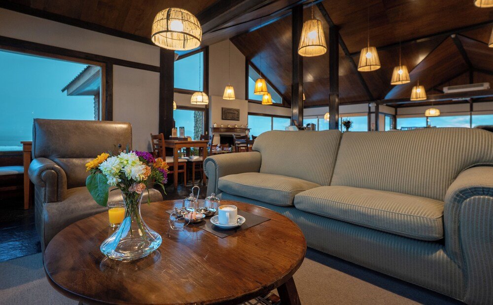Salón acogedor con sillón de cuero, sofá y mesa ratona de madera