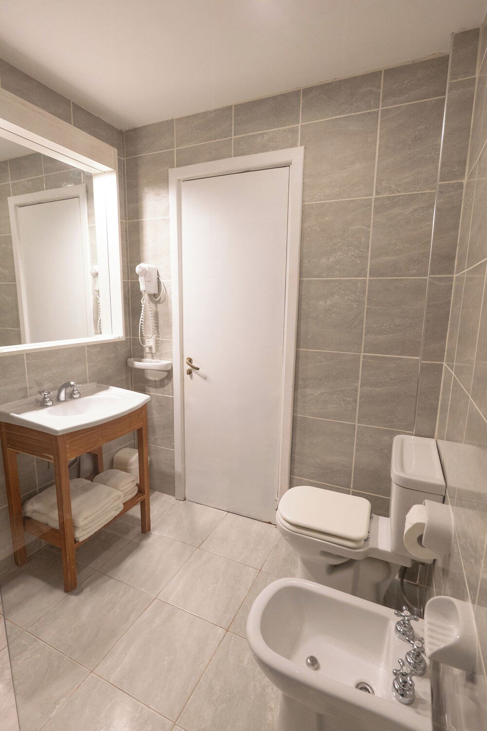 Baño con un lavatorio, un inodoro y una bañera