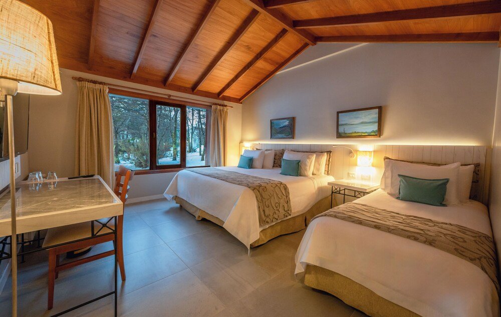 Habitación con dos camas, una mesa y una silla