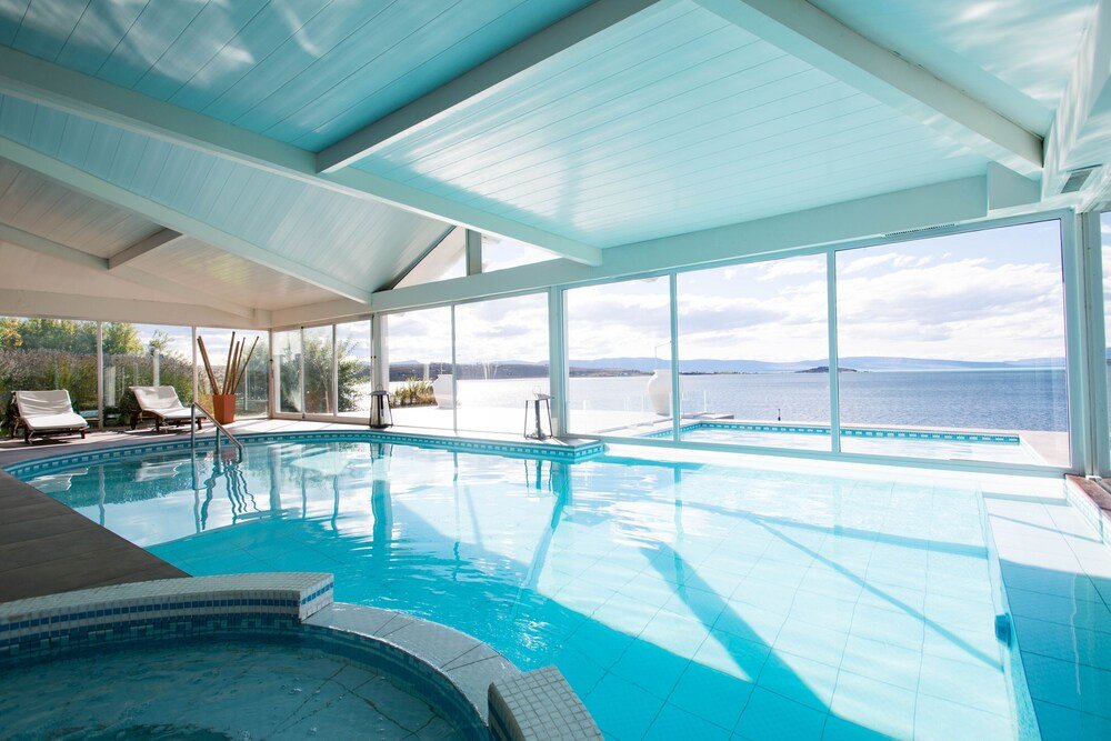 Piscina cubierta con vistas al lago y las montañas