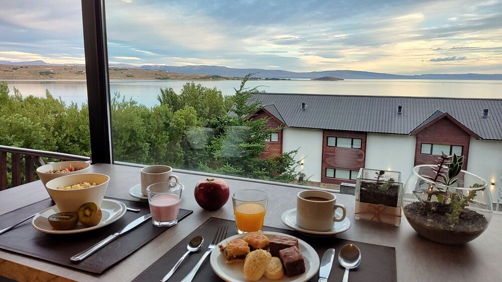 Mesa de desayuno con vista panorámica al lago