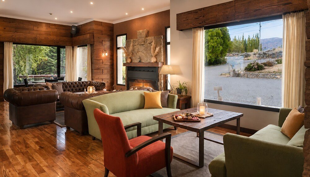 Sala de estar con chimenea y vista a la montaña