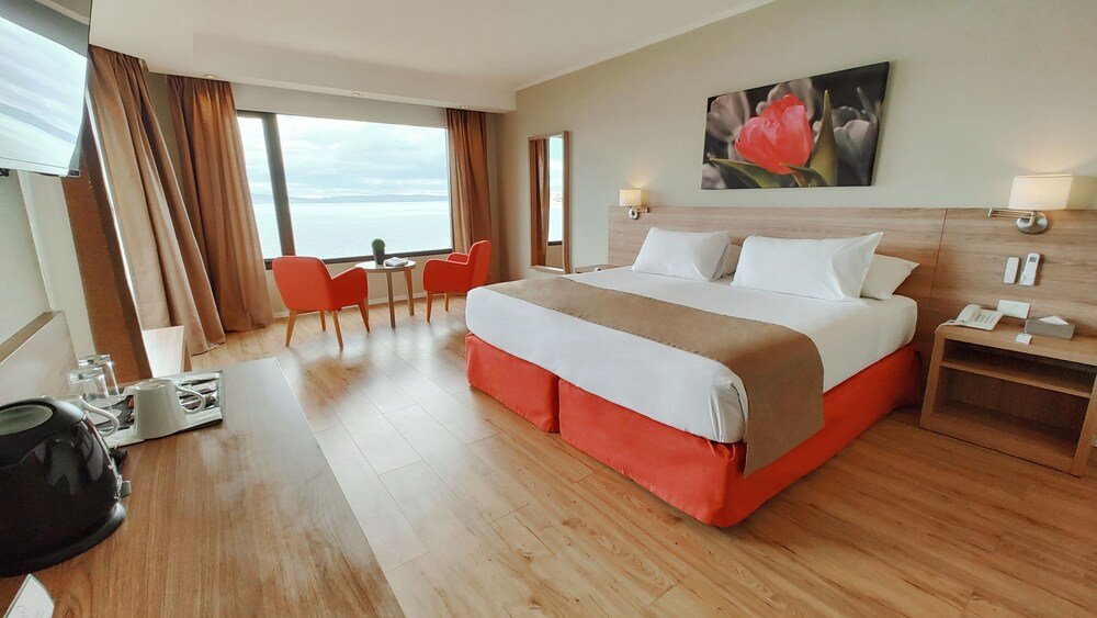 Habitación con cama grande y vista al lago