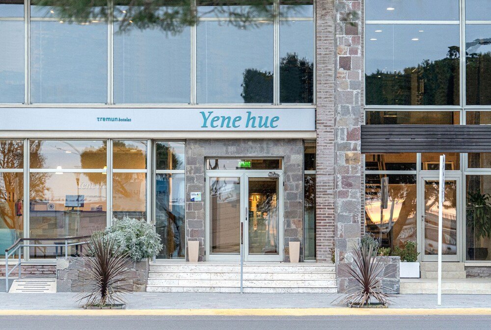Edificio con un cartel de Yene Hue y entrada de vidrio