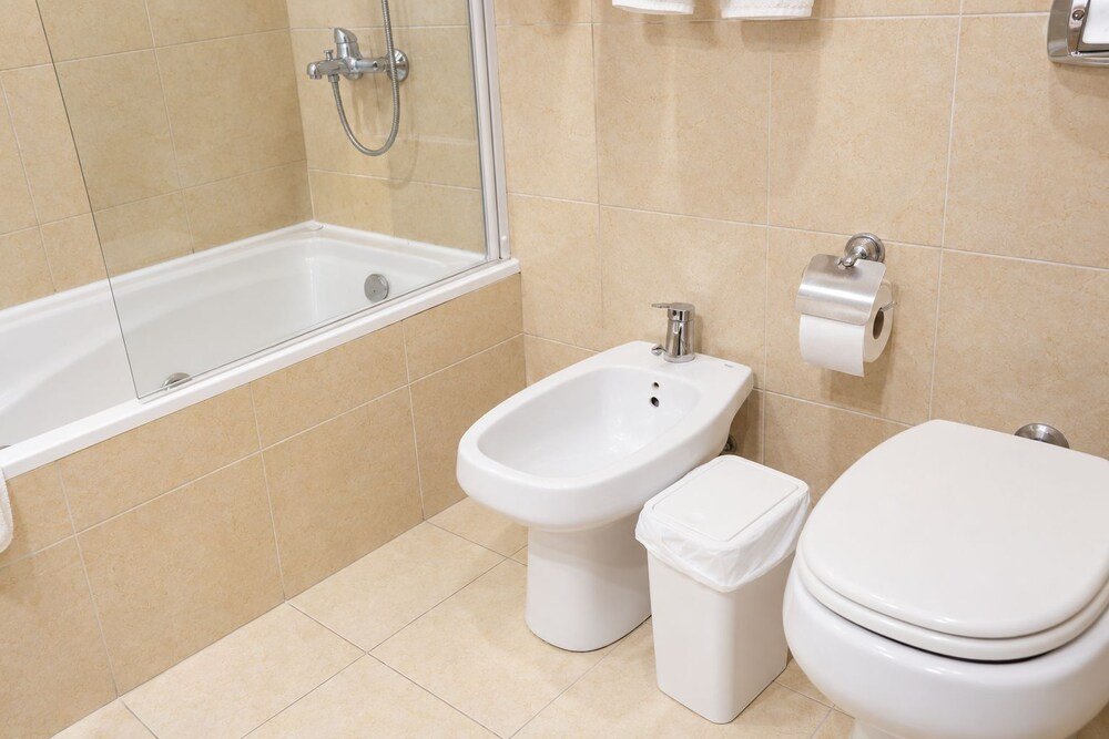 Baño con una bañera, un bidet y un inodoro