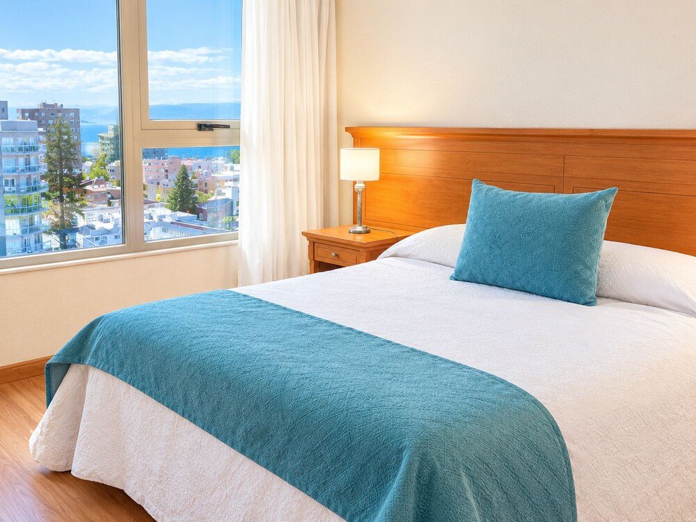 Habitación con cama grande y mesa de luz con lámpara