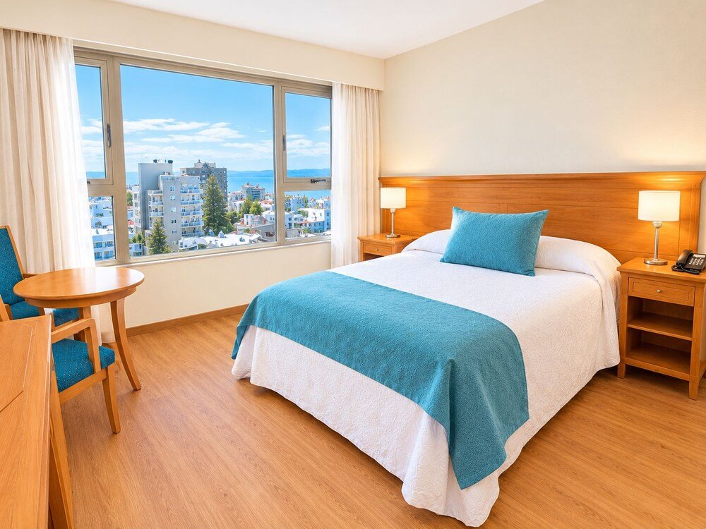 Habitación con cama grande y cabecera de madera