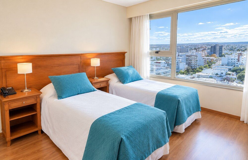Habitación con dos camas y mesa de luz con lámpara